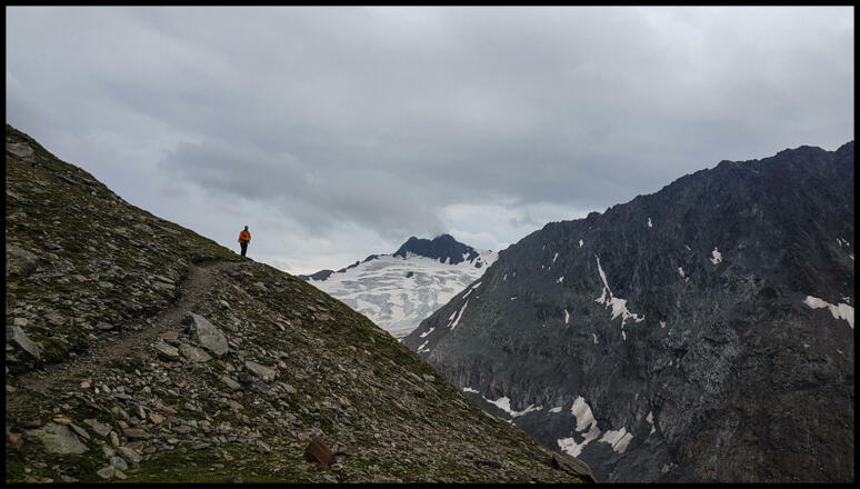 Da liegt noch ein weiter Weg vor einem... Im Hintergrund der Doppelgipfel der Hochwilde.