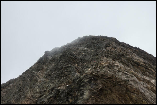 Sieht schlimmer aus als es ist: Der Weg zum Gpfelkreuz ist sehr gut markiert und stellenweise entschärft.