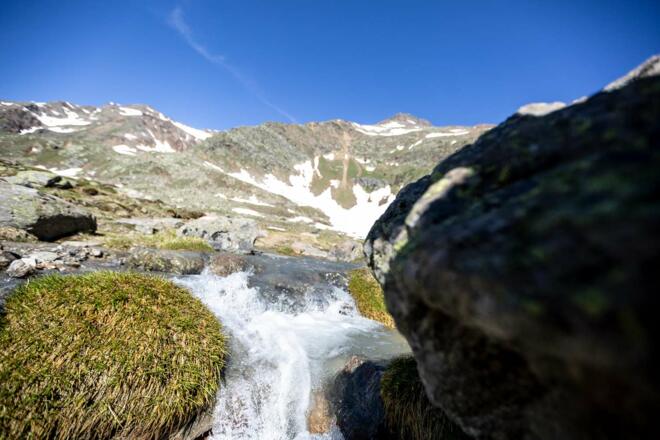 Immer wieder queren wir Bäche und Wasserfälle