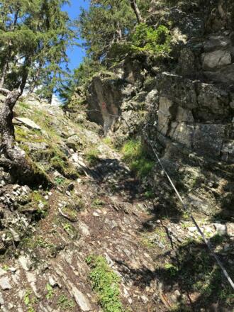 Drahtseilversicherte Stelle im Abstieg nach Dorf