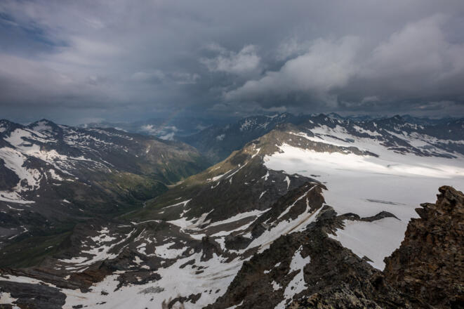 Das schlechte Wetter naht. Bei Gewitter will man sicher nicht an diesem Gipfel sein.