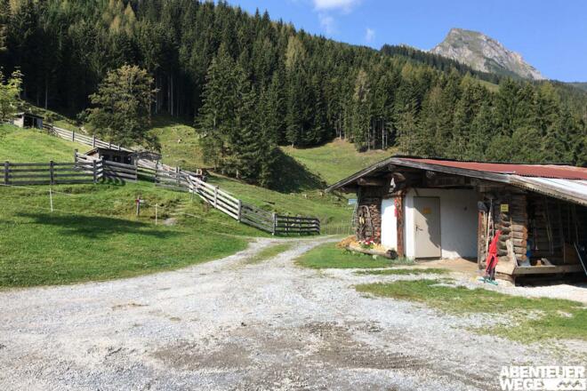 0.00 km - Am Geräteschuppen vorbei und direkt links abbiegen (rot-weißer Pfeil).