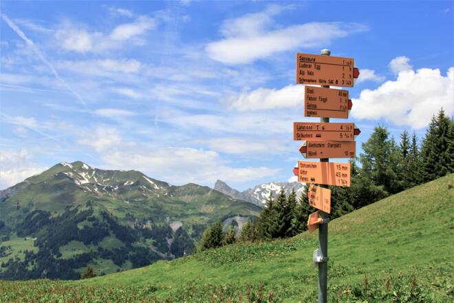 Sassauna Trail mit Blick auf den Vilan