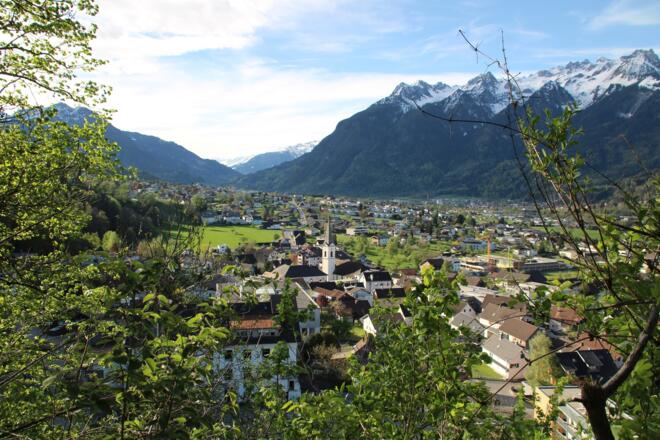 Blick von der Ruine Sonnenberg hinunter auf das Ortszentrum von Nüziders
