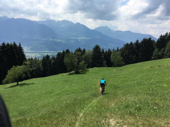  Etappe 2: Single-Trail Genuss über die Obstwiesen 