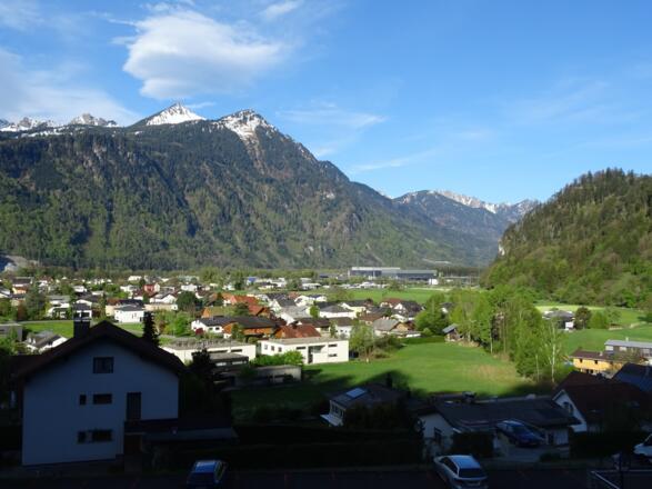 Blick vom Wiesen-/Waldweg oberhalb des Gasthof Bad Sonnenberg zurück Richtung Hängender Stein