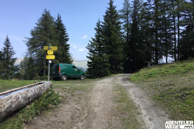 4.40 km - Auf Höhe des gelben Wegweisers vor Almhütte rechts abbiegen und Wiese hinaufgehen (&quot;Präaualm&quot;).