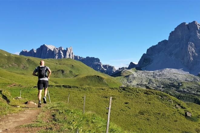 Trailrunner im Prättigau zwischen dem Carschinasee und der Carschinahütte SAC. Im Hintergrund die Sulzfluh und Drusenfluh.