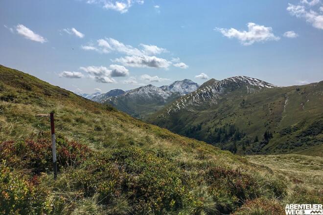 Stets die rot-weißen Markierungen und das Alpenpanorama im Blick.