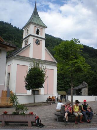 Rast vor der Pfarrkirche Lend