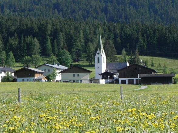 Hochfilzen in blühenden Wiesen
