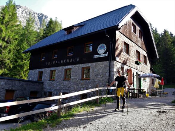 Das Rohrauerhaus mit dem Gipfel des Großen Pyhrgas im Hintergrund. Blick Richtung Norden