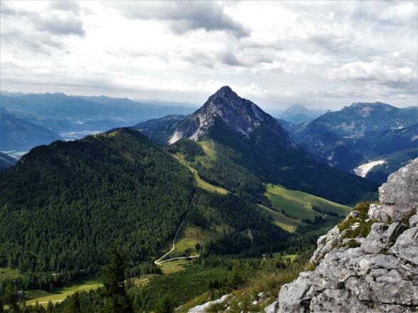 Blick beim Aufstieg auf das Karleck und den Bosruck (Richtung Westen)