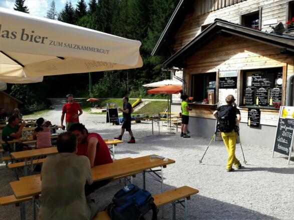 Der Gastgarten der Bosruckhütte. Einkehren lohnt sich!