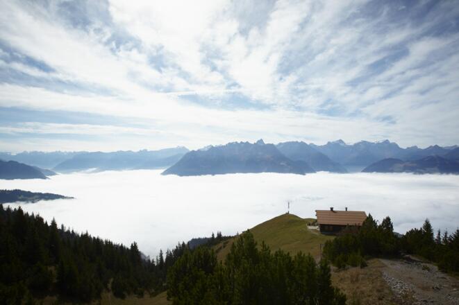 Blick hinunter auf die Fraßenhütte und das Nebelmeer