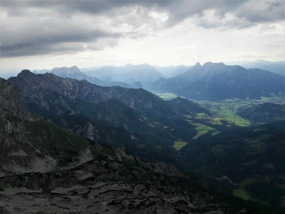 Gipfel-Aussicht auf Admont und die Gesäuseberge (Richtung Südosten)