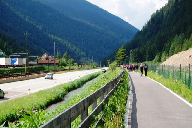 entlang Eisenbahn und Autobahn