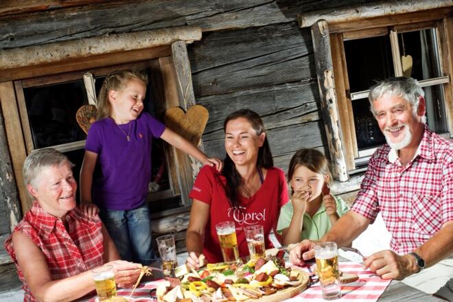 Gemütliche Jause auf einer Alm