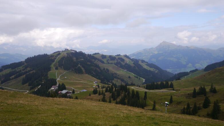 Der Blick reicht über die Ehrenbachhöhe und den Hahnenkamm hinweg bis zum Kitzbüheler Horn.