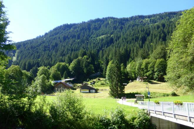 Blick zu den Montafoner Sagenfestspiele (Freilichtbühne)