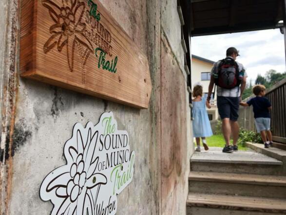 Wegweiser am The Sound of Music Trail nach der Klosterstiege