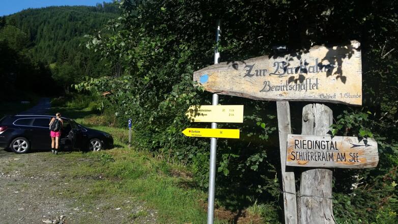 Parkplatz bei Haltestelle Hub