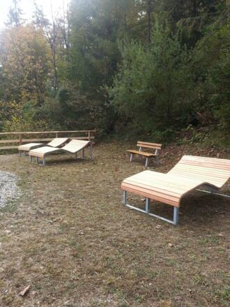 Relaxbänke am Bassin