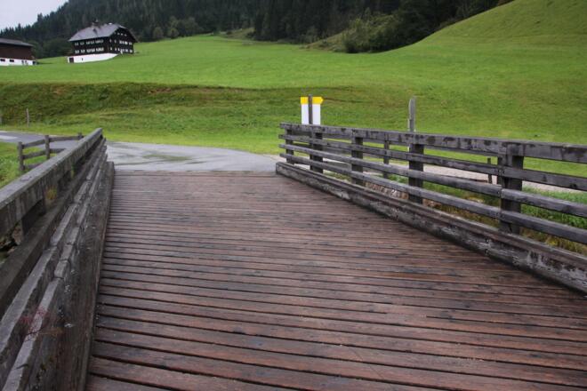 Brücke über die Taurach.