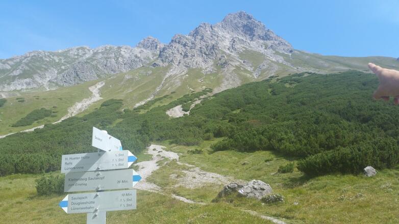 Wegweiser am Saulajoch mit Saulakopf im Hintergrund