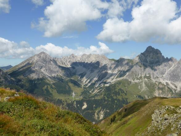 Blick vom Golm zum Saulakopf (links)