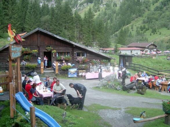 Die familienfreundliche Obere Astenalm lädt zu Bauern-Krapfen und anderen Leckereien ein. Im Hintergrund ist die Untere Astenalm zu sehen.