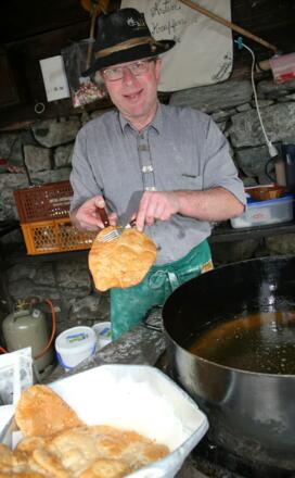 Schaukrapfenbacken auf der Oberen Astenalm mit Michi