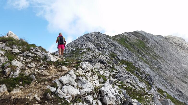 Steig führt direkt zum Gipfelkreuz