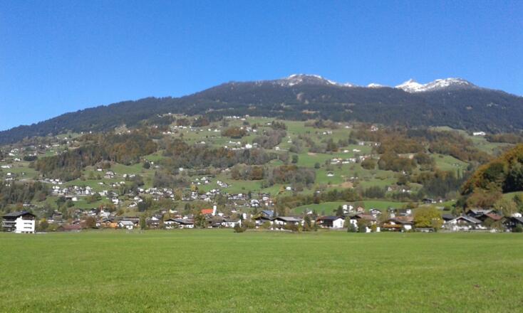 im Schrunser Feld Blick auf den Bartholomäberg
