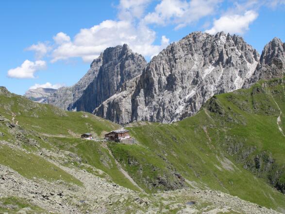 Innsbrucker Hütte von der anderen Seite mit Kalkwand &amp; Ilmspitze rechts im Hintergrund