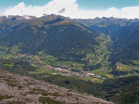 Blick hinunter nach Steinach und ins Wipptal