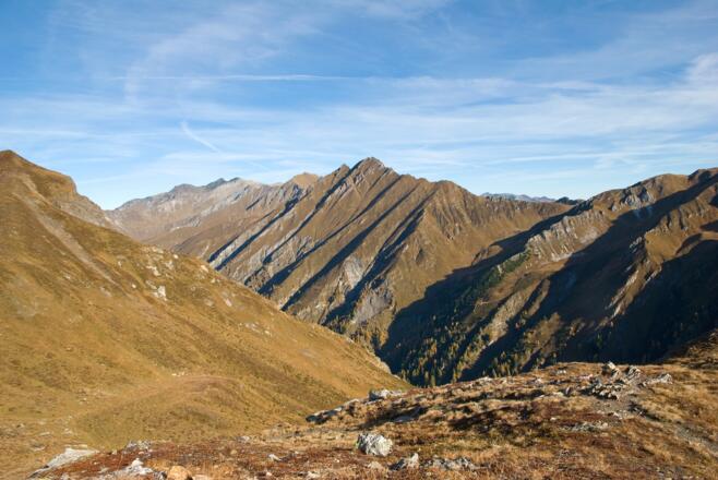 Schon etwas höher oben hat man eine schöne Blick auf die umliegenden Berge