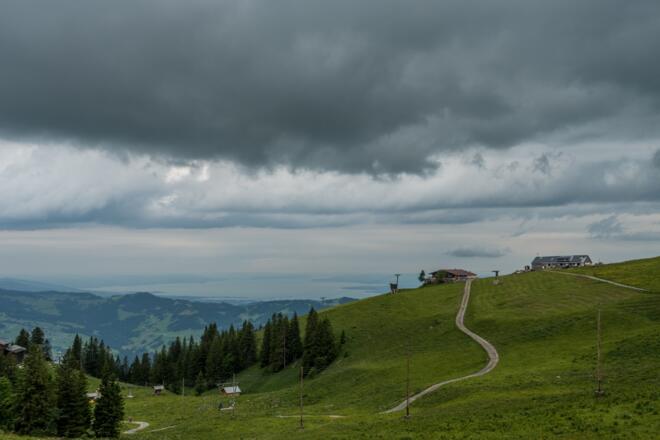 Blick auf Bergrestaurant Niedere und Alpe