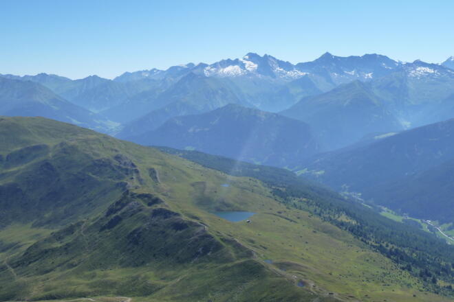 Der Blick auf den Lichtsee von der Rötenspitze mit den Tuxer Alpen im Hintergrund