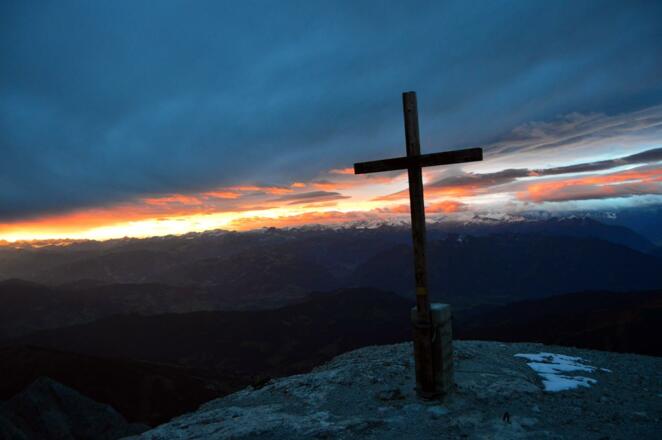 Gipfelkreuz Hochkönig bei Sonnenaufgang