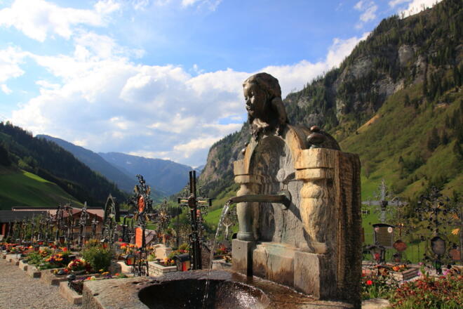 Brunnen im Ortsfriedhof von Hüttschlag