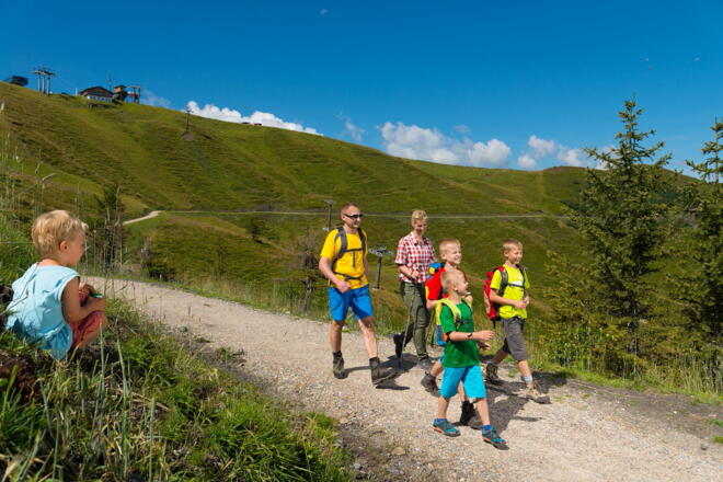 Familien wandern am Kinderwagen-Höhenweg