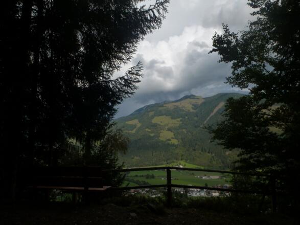 Rastplatz mit Blick auf die Schwalbenwand. 