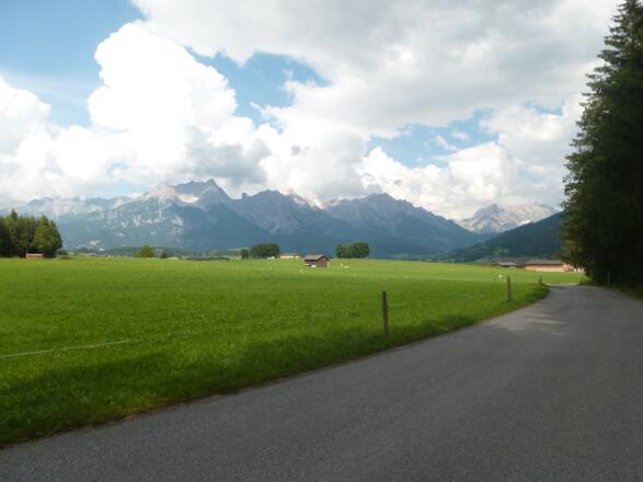Zurück nach Maishofen geht es gemütlich durch die Wiesen im Saalachtal