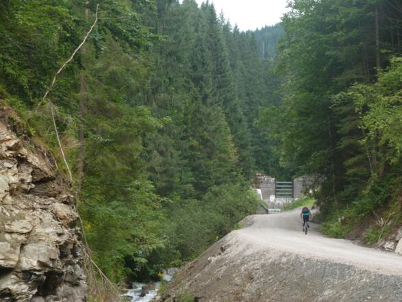 Zunächst steile Auffahrt von Viehhofen