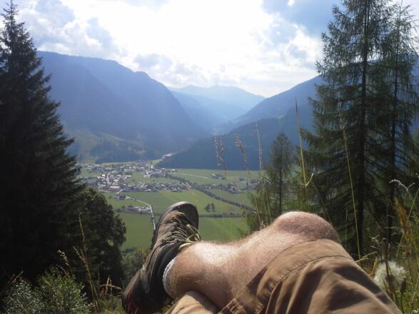 Immer wieder laden die bunt blühenden Bergweiden zum Rasten und Aussicht genießen ein. 