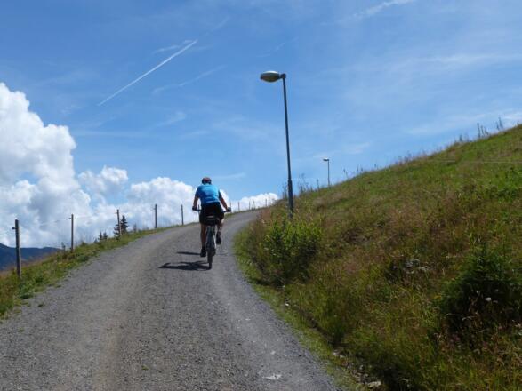Teils steil und auch bei Mountainbikern beliebt: Das erste Stück auf dem Güterweg zum Alpengasthof Biberg