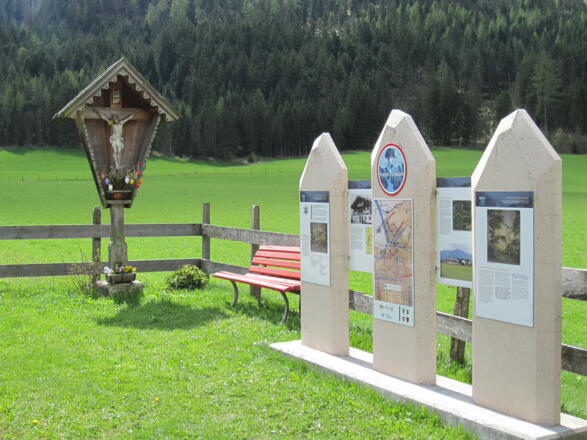 Denkmal am Weg zur Haslerschlucht