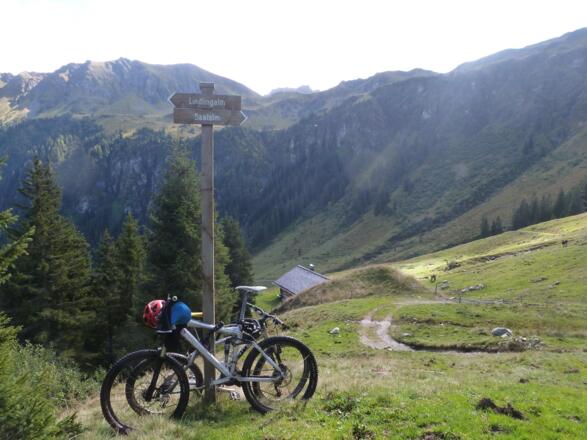 Bei der Schermalm können die Fahrräder geparkt werden, wenn man die Tour als Bike&amp;Hike angehen möchte. 