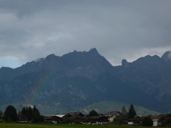 Regenbogen über Lahntal. Im Hintergrund das Steinerne Meer.  